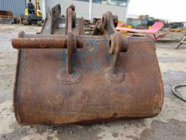 BUCKET 700MM PIVOT 45MM